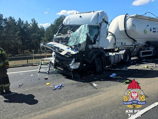 Karambol z udziałem trzech ciężarówek na ekspresowej S10. Dwie osoby zostały ranne. ZDJĘCIA