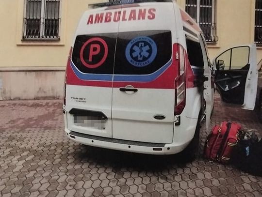 Karetka na sygnale próbowała wwieźć na stadion materiały pirotechniczne. Za kierownicą student medycyny bez uprawnień