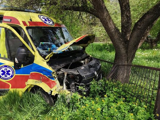 Karetka na sygnale wyprzedzała kilka pojazdów, renault skręcało w lewo. Doszło do zderzenia