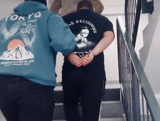 Katalizator na tylnym siedzeniu i narzędzia w aucie. Trzech mężczyzn odpowie za nocną kradzież