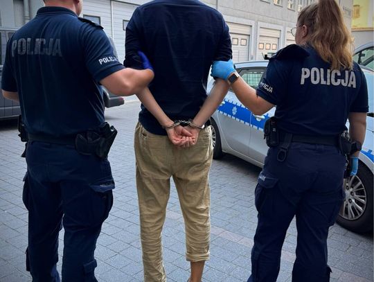 Kazał kobiecie wyrzucić przez okno pieniądze i biżuterię. Oszust zatrzymany na gorącym uczynku