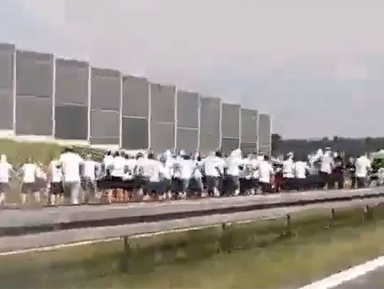 Kibole zablokowali autostradę i naparzali się na oczach kierowców. Ustawka na A4. WIDEO