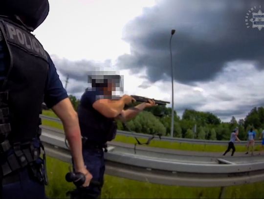 Kibole zablokowali drogę i chcieli doprowadzić do bójki. Policjanci zapobiegli konfrontacji [WIDEO]