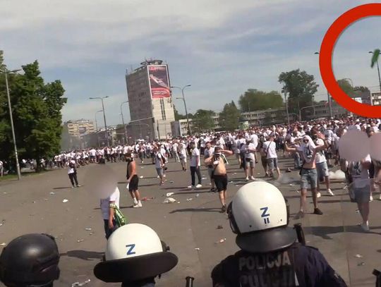 Kibolska zadyma w Warszawie. Policja wkracza do akcji. Tak to wyglądało. WIDEO