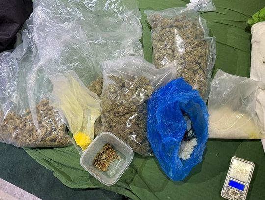 Kierował BMW mimo cofniętych uprawnień. Był naćpany, a w mieszkaniu miał 1,5 kg narkotyków