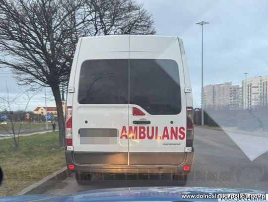 Kierowca ambulansu skończył za kratami. Był poszukiwany, bez prawka i jechał po narkotykach