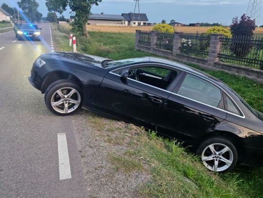 Kierowca audi był tak pijany, że skręcając do domu nie trafił w drogę. Auto kupił dzień wcześniej