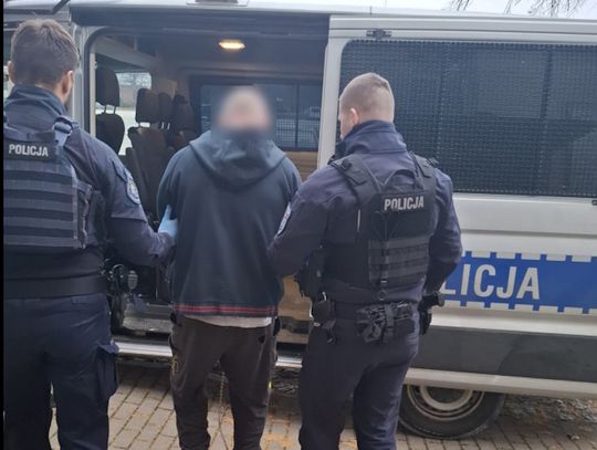 Kierowca audi celowo wjechał w kobietę, poważnie ją raniąc. Po wypadku uciekł i ukrywał się