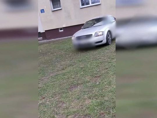 Kierowca audi jeździł po trawie i chodniku. Słono za to zapłacił