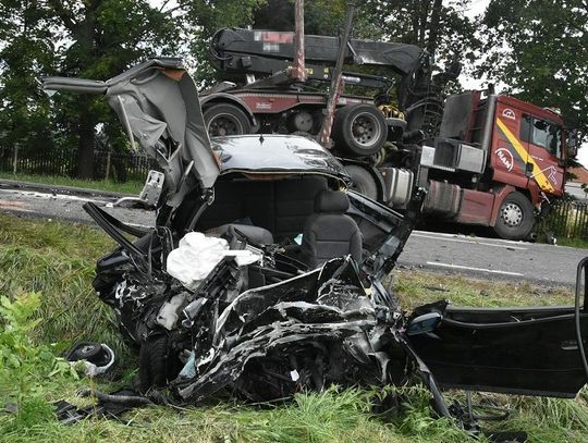 Kierowca audi na prostym odcinku drogi zjechał na czołówkę z ciężarówką. Lekarzom nie udało się go uratować