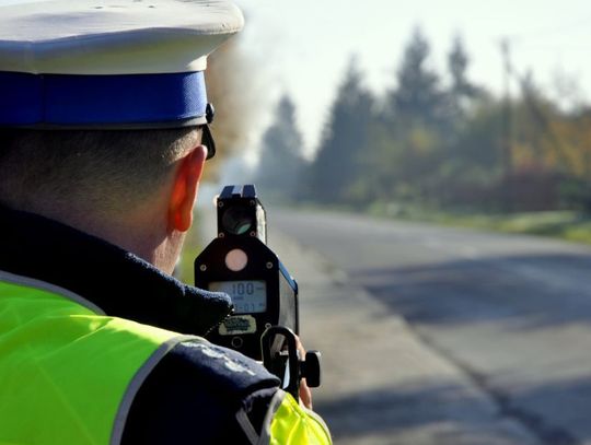 Kierowca audi natrąbił na policjantów z radarem, a po chwili wcisnął gaz do dechy