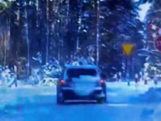 Kierowca audi nie zatrzymał się na stopie i znacząco przekroczył prędkość. Tłumaczył, że tak odśnieża samochód