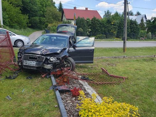 Kierowca audi potrącił rowerzystę, a następnie wjechał w ogrodzenie. W wypadku zginął 63-latek