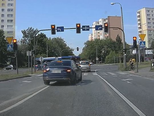 Kierowca audi rażąco złamał przepisy. Policja dostała nagranie i teraz grozi mu surowa kara