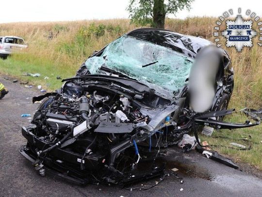 Kierowca audi w ciągu kilku sekund zderzył się z dwoma autami. Sześć osób zabranych do szpitali