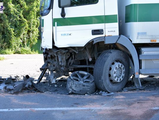Kierowca Audi wbił się czołowo w ciężarówkę. Miał ponad 2 promile