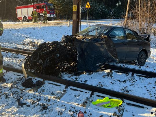 Kierowca audi wjechał przed drezynę. Groźny wypadek na niestrzeżonym przejeździe kolejowym [FOTO]