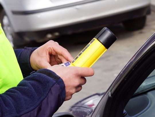 Kierowca audi wjechał w drzewo i dachował. Był tak pijany, że zabrakło skali w alkomacie