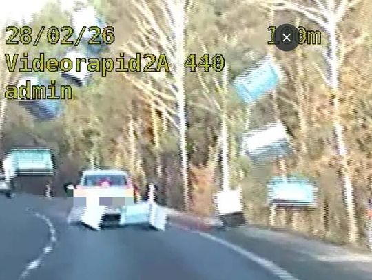 Kierowca auta z przyczepką zgubił ładunek podczas jazdy. Paczki styropianu spadły przez radiowóz Grupy SPEED