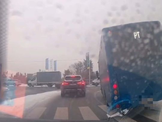 Kierowca autobusu chciał się przecisnąć między samochodami, ale nie wyszło i uderzył w mazdę
