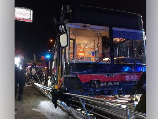 Kierowca autobusu miejskiego zasłabł i staranował auta. Okazało się, że ma koronawirusa