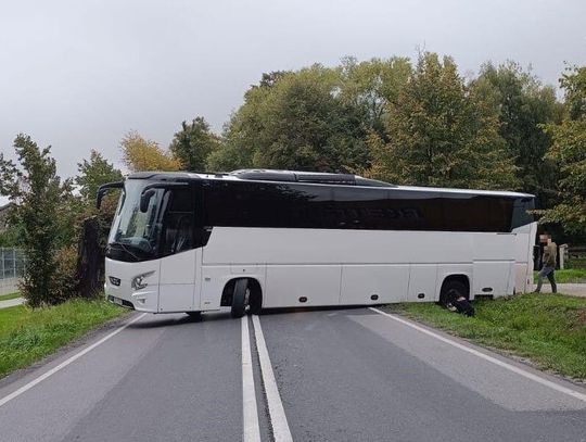Kierowca autokaru próbował zawrócić, ale utknął. Zablokował drogę krajową