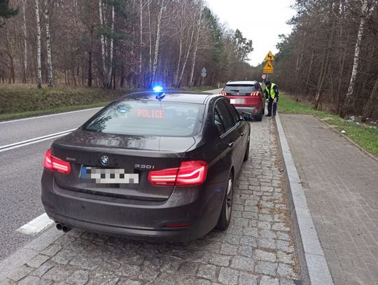 Kierowca bez prawka migał światłami policjantom w BMW. Chciał ich ostrzec przed kontrolą prędkości