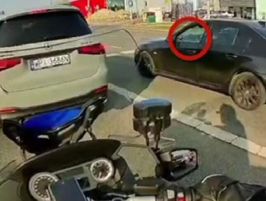 Kierowca BMW był tak zajęty rozmową przez telefon trzymany w ręku, że nawet nie zauważył policjanta na motocyklu Kierowca BMW był tak zajęty rozmową przez telefon trzymany w ręku, że nawet nie zauważył policjanta na motocyklu