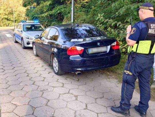 Kierowca BMW jechał jednokierunkową pod prąd. Tłumaczył, że nie ma prawka, ale uczy się jeździć