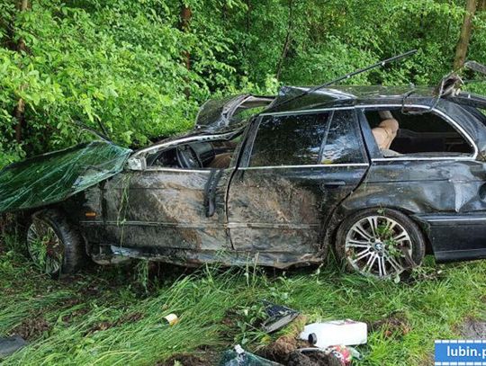 Kierowca BMW mocno przecenił swoje umiejętności prowadzenia po mokrym. Rozbił się w rowie