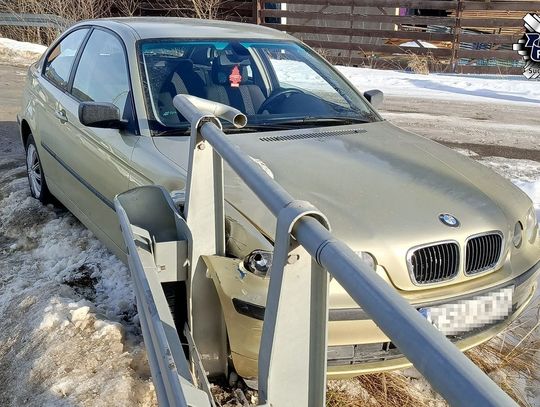 Kierowca BMW nie trafił w most, auto uderzyło w barierki. Miał blisko 3 promile we krwi