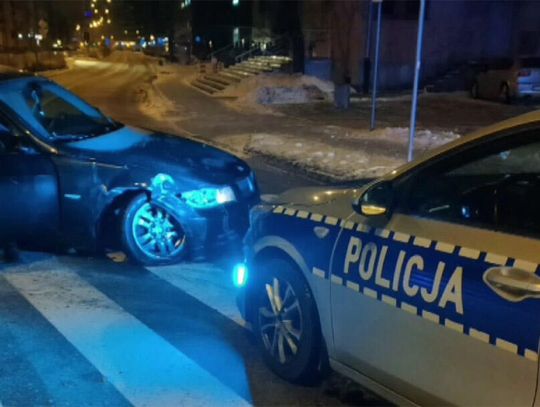 Kierowca BMW nie zatrzymał się do kontroli i zaczął uciekać. Rozbił się na latarni