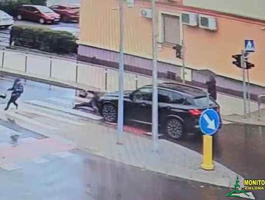 Kierowca BMW potrącił staruszkę na pasach. Od razu pożegnał się z prawkiem