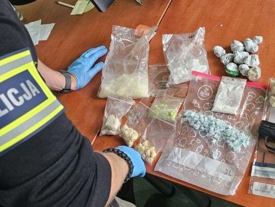 Kierowca BMW pod wpływem narkotyków wpadł razem z kumplem. W garażu miał dilerską dziuplę