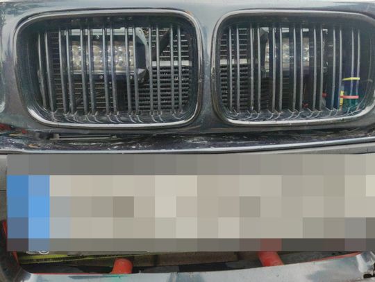 Kierowca BMW przerobił auto na pojazd uprzywilejowany. Policjanci zatrzymali mu dowód rejestracyjny