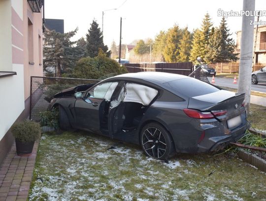 Kierowca BMW przesadził z prędkością i skasował auto na ogrodzeniu [FOTO]