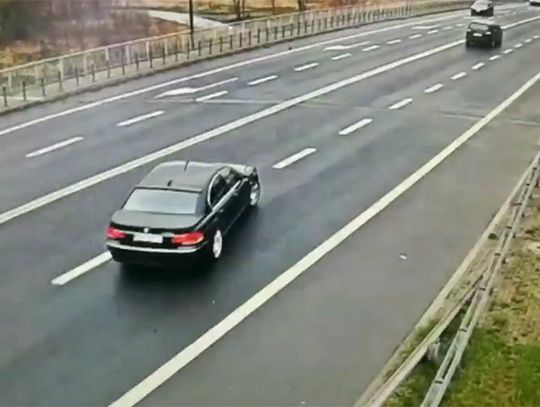 Kierowca BMW rozwalił się na prostej drodze. Pokonał go 4,5 litrowy silnik i napęd na tył. WIDEO