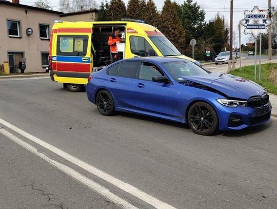 Kierowca BMW ścinając zakręt doprowadził do czołówki z rowerzystą. 43-latek trafił do szpitala