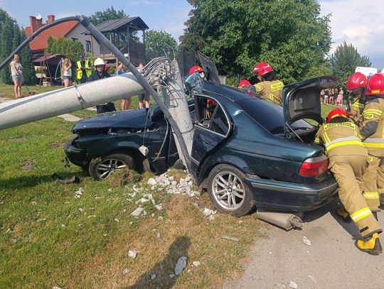 Kierowca BMW stracił panowanie nad autem i wbił się bokiem w słup. Musieli go wyciągać strażacy