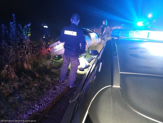 Kierowca BMW ucieczkę przed policją zakończył w rowie. Wyciągnęli go siłą przez okno
