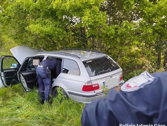 Kierowca BMW uciekał policji, wjechał w pole i uderzył w drzewo. Prowadził pod wpływem narkotyków