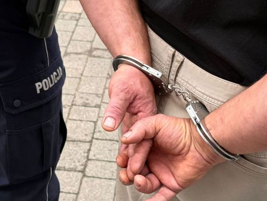 Kierowca BMW uciekł policjantom. Dwa dni później znaleźli go w szafie Kierowca BMW uciekł policjantom. Dwa dni później znaleźli go w szafie