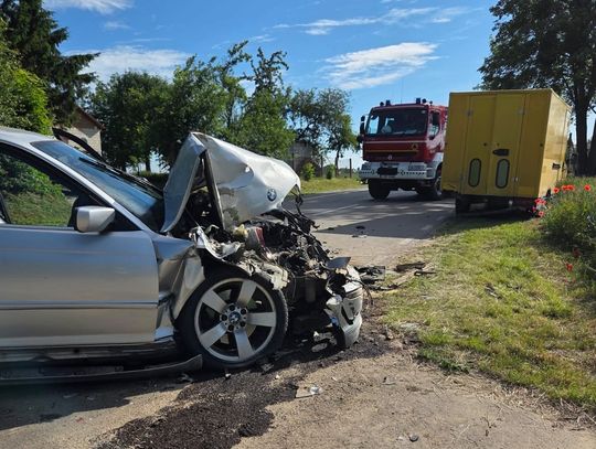 Kierowca BMW wjechał w Mercedesa ze straganem obwoźnym. Ranny on i kobieta robiąca zakupy
