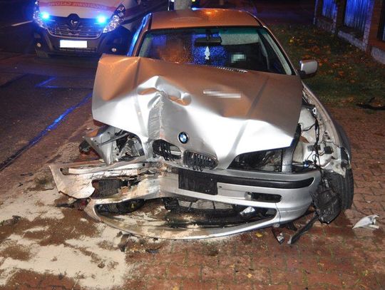 Kierowca BMW wjechał w ogrodzenie niszcząc skrzynkę gazową. 31-latek wydmuchał prawie dwa promile