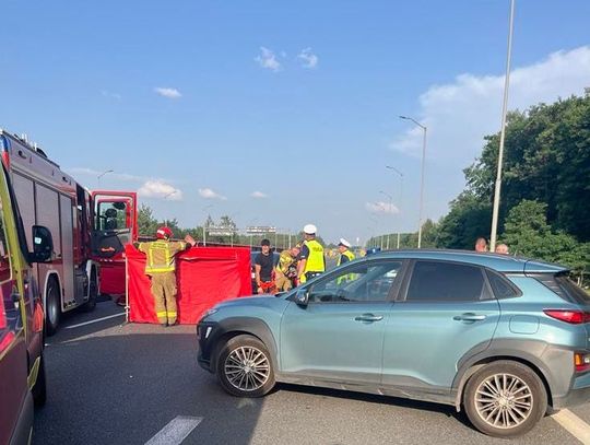 Kierowca BMW zasłabł na autostradzie, auto stanęło na środku drogi. Uratowali go policjanci