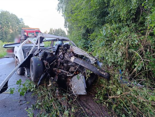Kierowca BMW zginął po uderzeniu w drzewa. Auto nie miało drzwi, szyb i pasów bezpieczeństwa [FOTO]