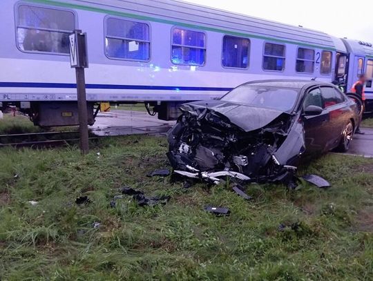 Kierowca BMW zignorował znak "stop" i wjechał w pociąg. Miał mnóstwo szczęścia w nieszczęściu