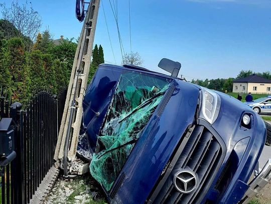 Kierowca busa stracił panowanie nad kierownicą i rozbił się na słupie. Wiózł 8 osób