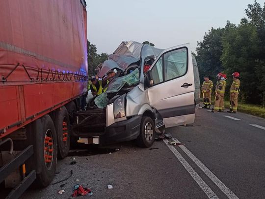 Kierowca busa wjechał w stojącą na poboczu ciężarówkę. W wypadku zginęła 33-letnia kobieta, dwie osoby są ranne