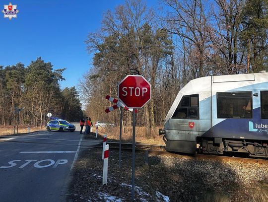 Kierowca busa zignorował "STOP" i doprowadził do zderzenia z szynobusem [FOTO]